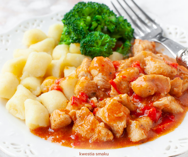 Gulasz węgierski z filetu indyka